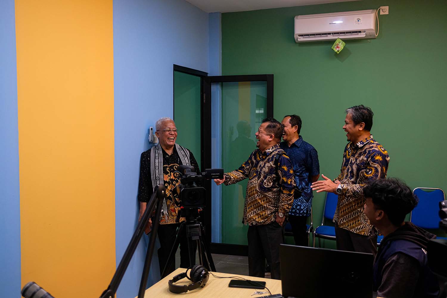 Asesor Unram saat mendatangi Ruang Podcast FEB Unram