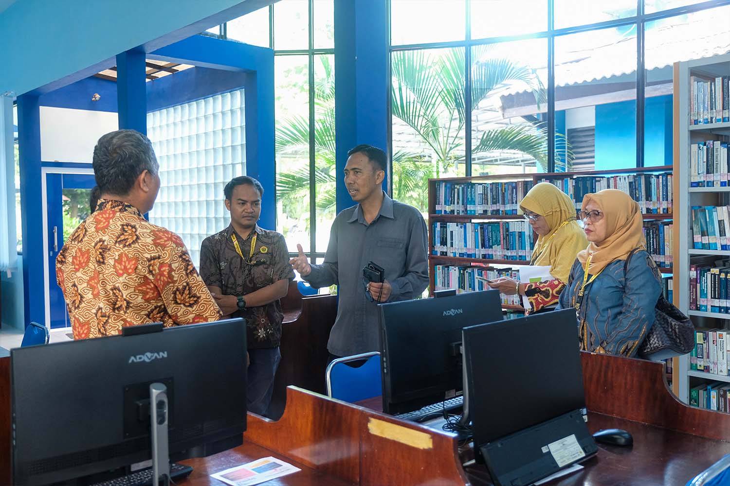 DSCF2123 Coaching & development of the Faculty of Economics & Business Library by the Head of Mataram University Library