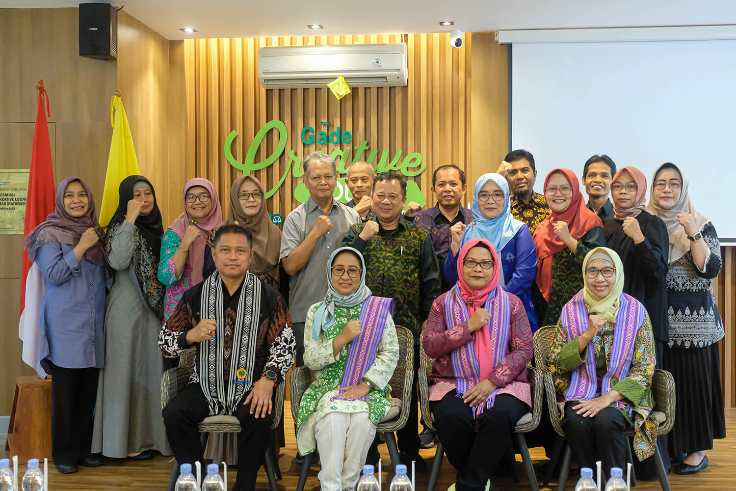 Tamu dari FEB Universitas UPN Veteran Jatim bersama Pengelola FEB Unram