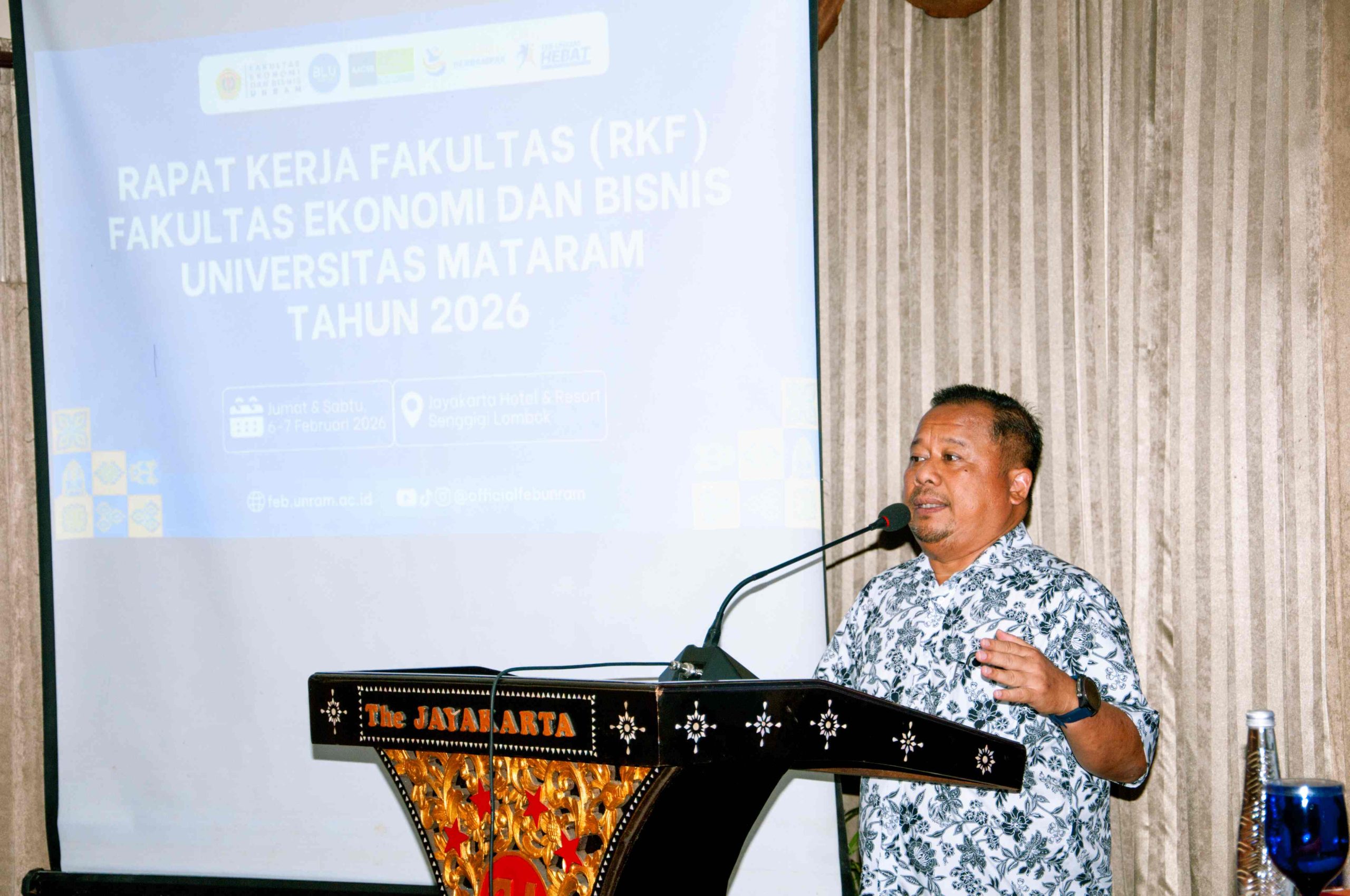 Dekan FEB Unram dalam sambutan sekaligus pemaparannya di RKF 2026